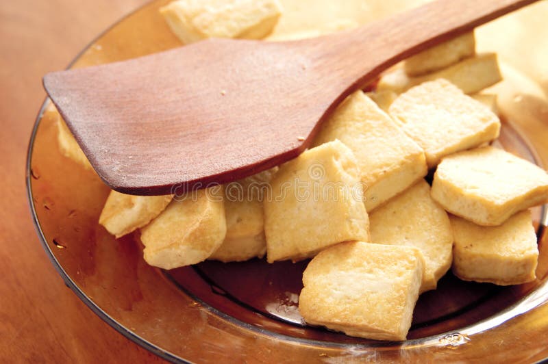 健康素食主义者油煎了与调味料的豆腐切片